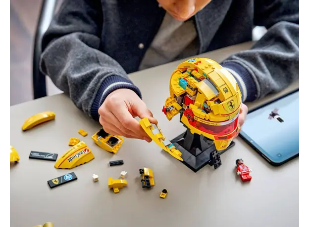 LEGO Constructor Scuderia Ferrari HP Lewis Hamilton Helmet, 4 image