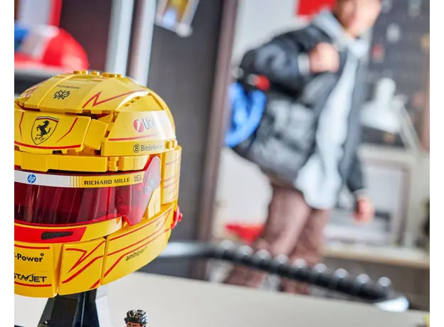 LEGO Constructor Scuderia Ferrari HP Lewis Hamilton Helmet, 5 image